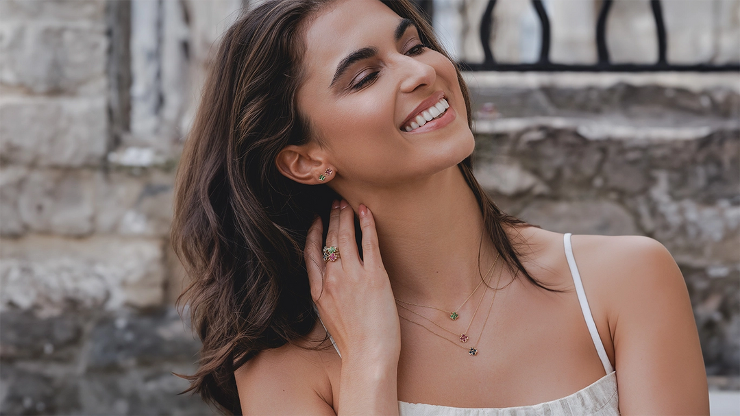 Best emerald necklace for a milestone anniversary