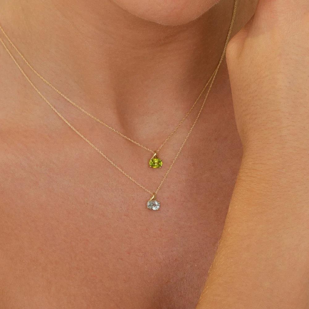Classic Oval Sky Blue Topaz Pendant Necklace in 9ct Yellow Gold 7x5mm