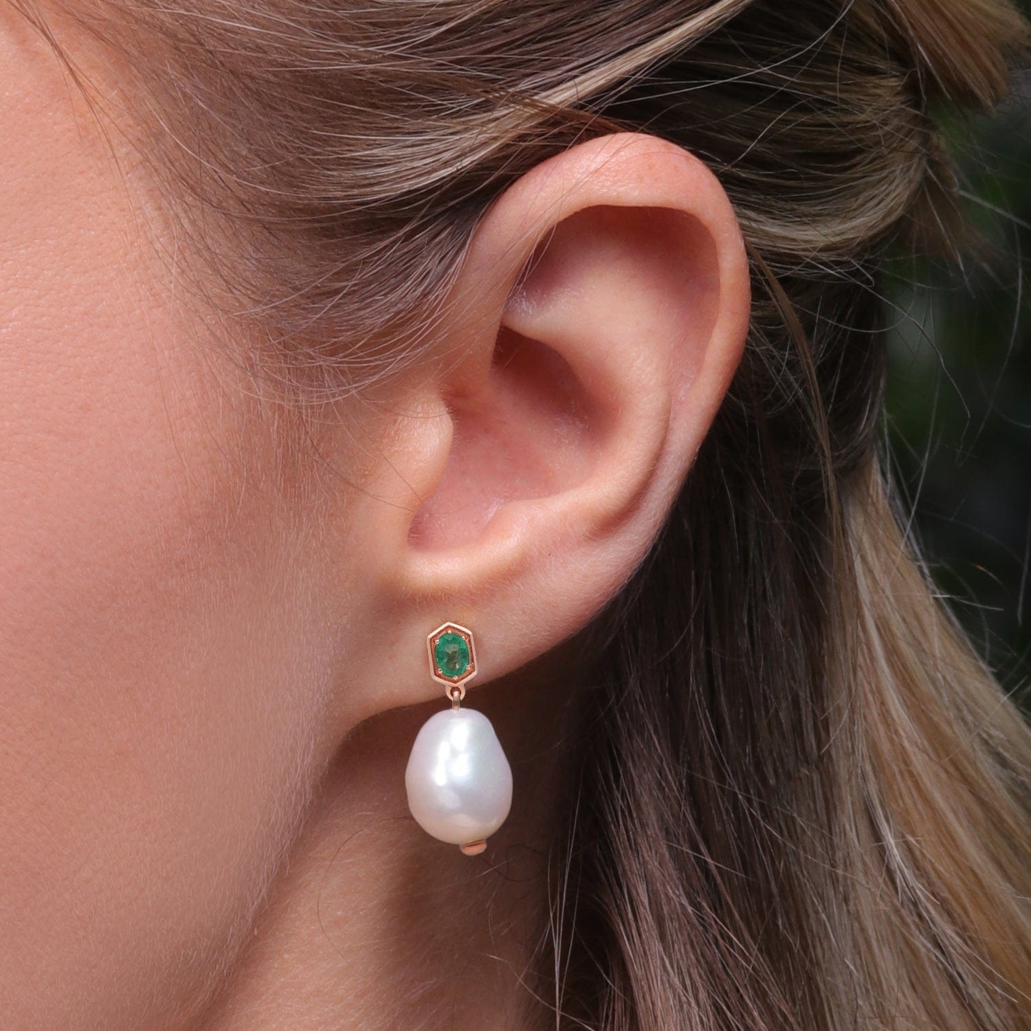 270E030503925 Modern Baroque Pearl & Emerald Drop Earrings in Rose Gold Plated Silver 2