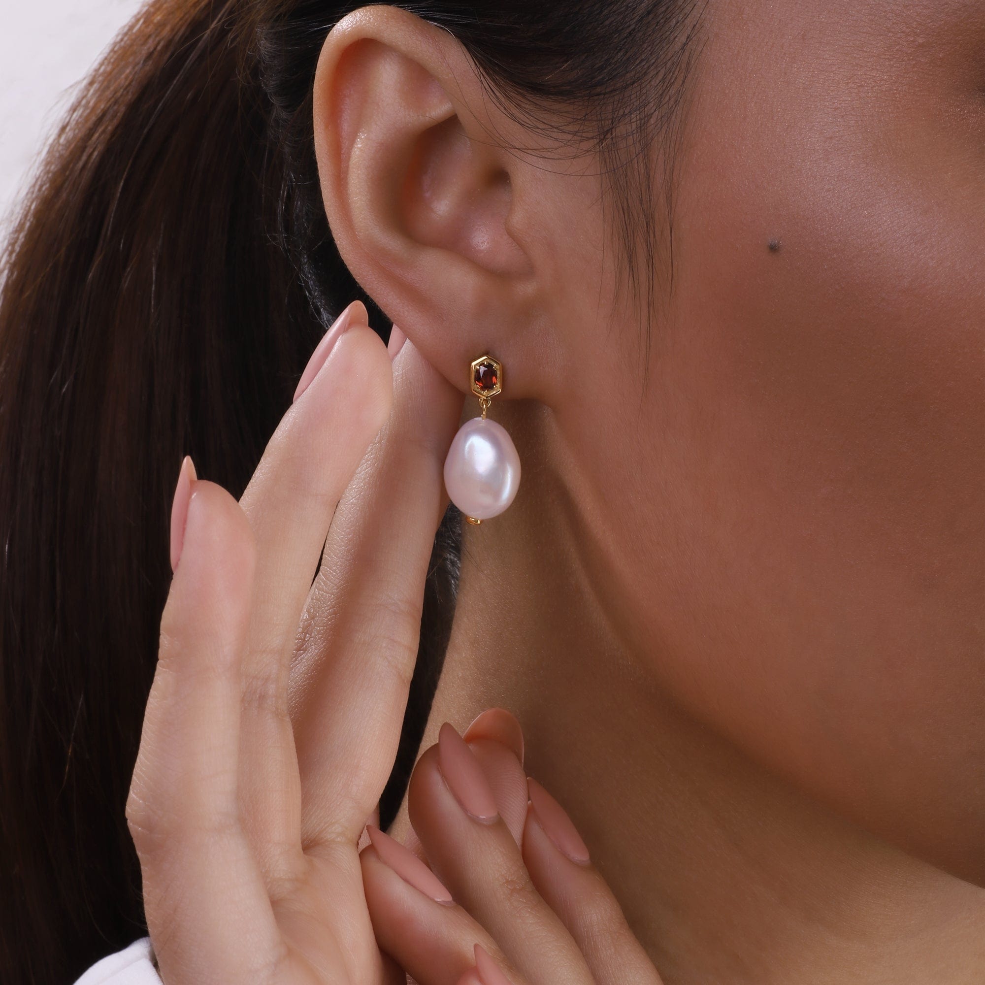 270E028208925 Modern Baroque Pearl & Garnet Drop Earrings in Gold Plated Silver 3