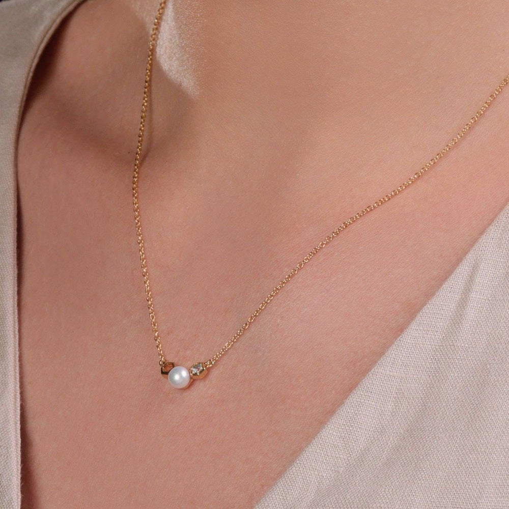 135N0362019 Modern Pearl & Blue Topaz Necklace in 9ct Yellow Gold 2